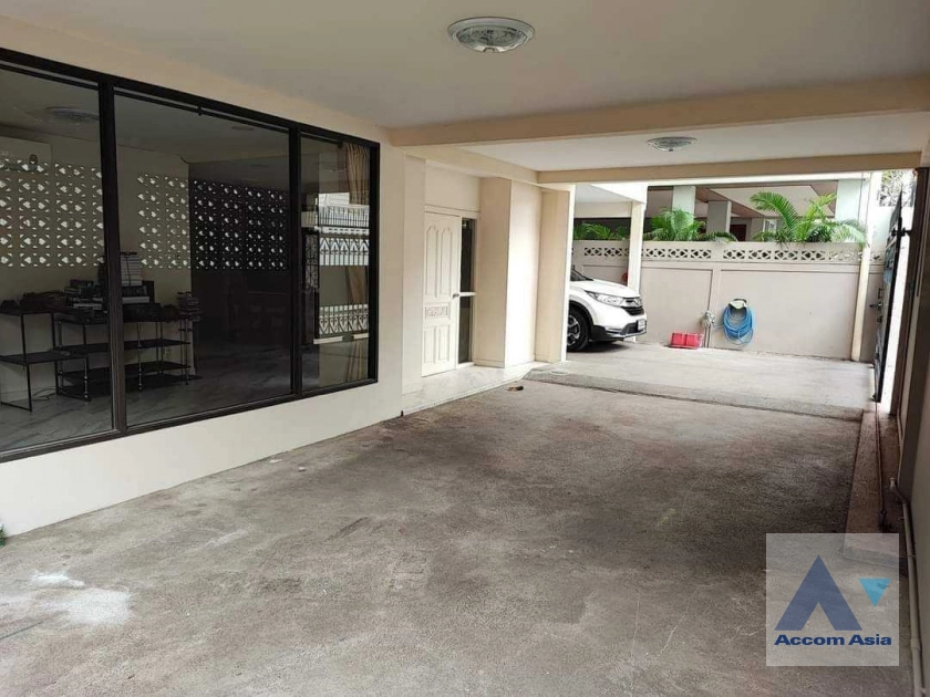 unitPet friendly |  4 Bedrooms  House For Rent in Phaholyothin, Bangkok  (AA40561)