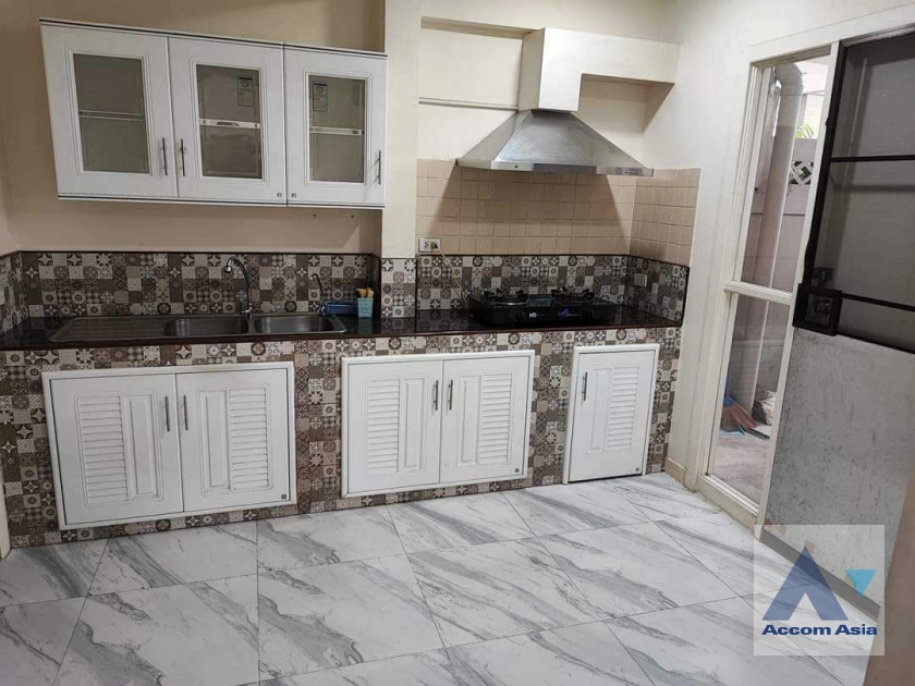 unitPet friendly |  4 Bedrooms  House For Rent in Phaholyothin, Bangkok  (AA40561)