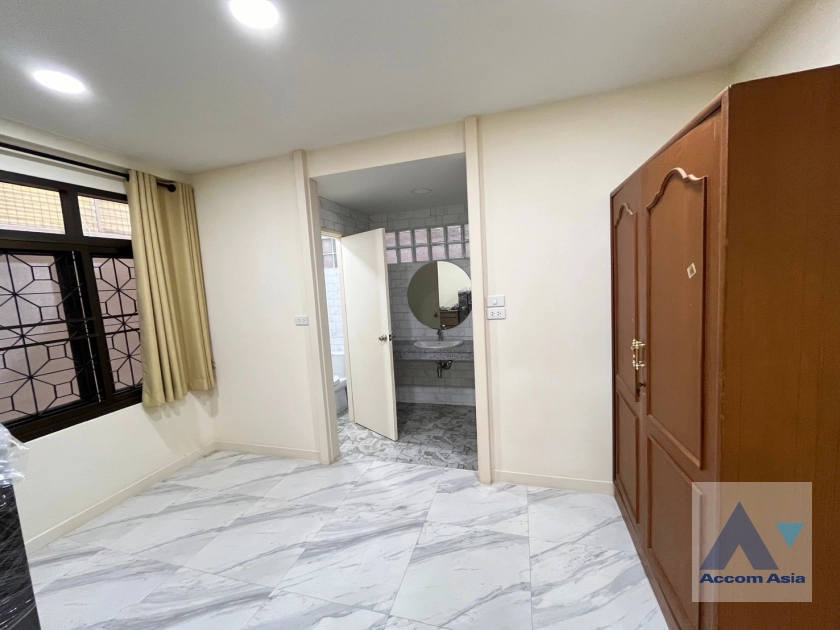 9  4 br House For Rent in Phaholyothin ,Bangkok  AA40561