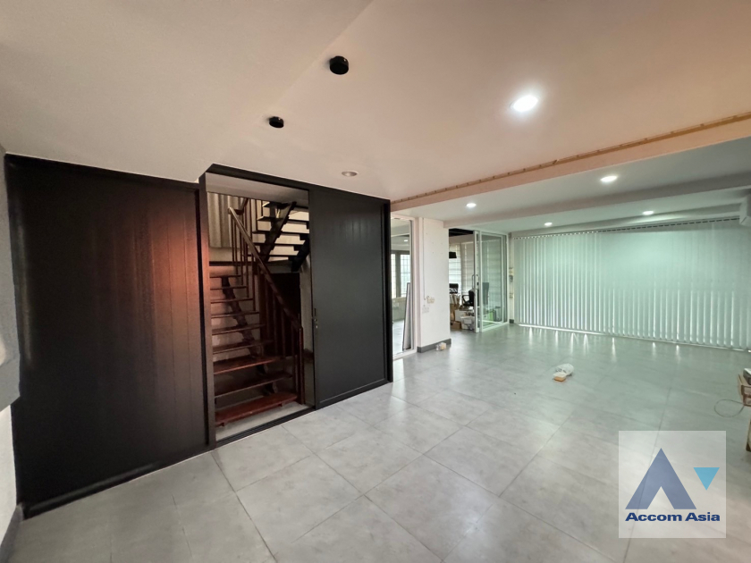  1  2 br House for rent and sale in Phaholyothin ,Bangkok  AA40578