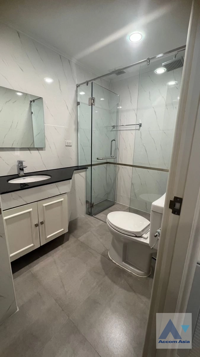 5  2 br Apartment For Rent in Sukhumvit ,Bangkok BTS Phrom Phong at Low-rise apartment, Walk 400m to BTS AA40591