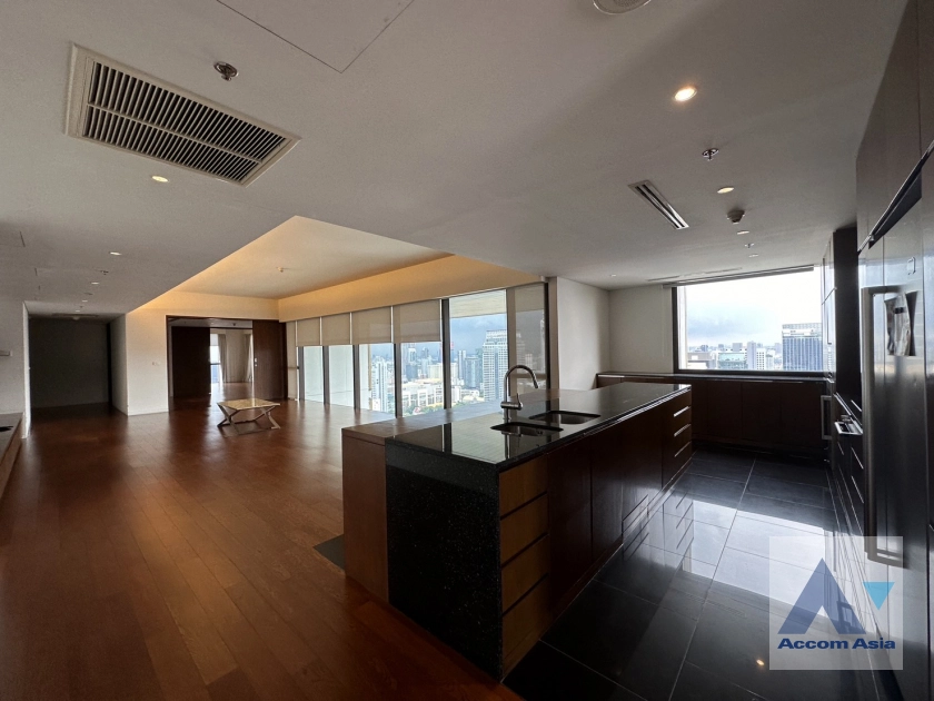 unit 3 Bedrooms  Condominium For Rent in Ploenchit, Bangkok  near BTS Ratchadamri (AA40596)