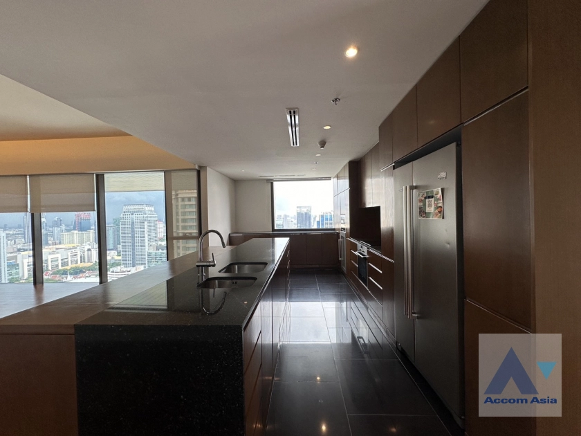 unit 3 Bedrooms  Condominium For Rent in Ploenchit, Bangkok  near BTS Ratchadamri (AA40596)