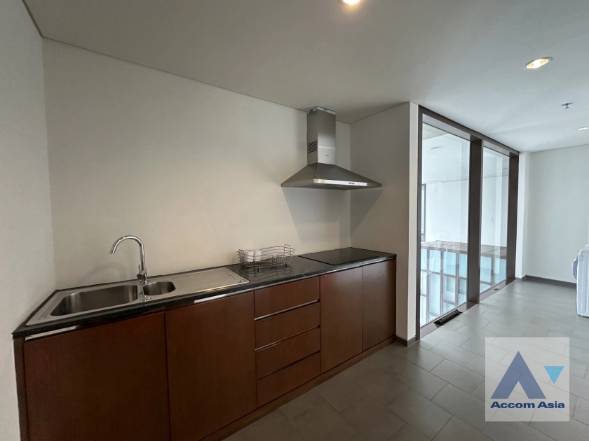 unit 3 Bedrooms  Condominium For Rent in Ploenchit, Bangkok  near BTS Ratchadamri (AA40596)