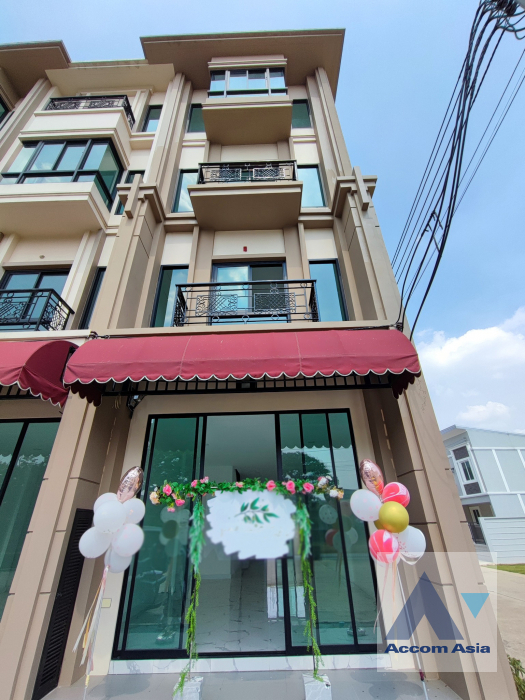  3 Bedrooms  Townhouse For Rent in Latkrabang, Bangkok  (AA40615)