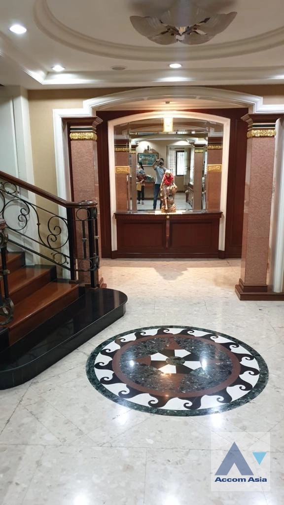 10  4 br House For Rent in Dusit ,Bangkok  AA40642