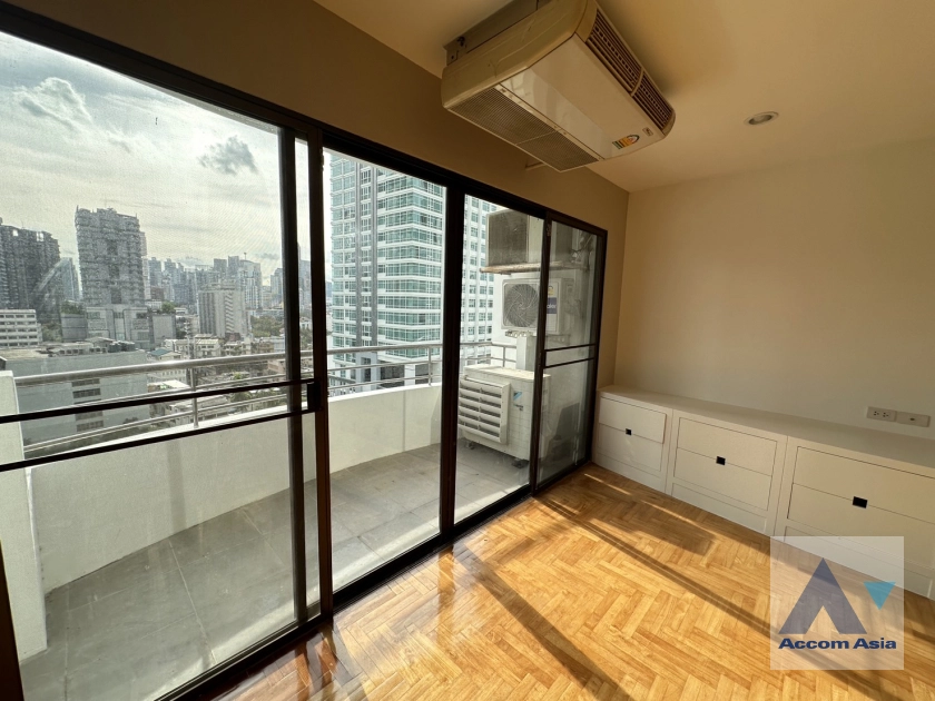 unit 3 Bedrooms  Condominium For Sale in Sukhumvit, Bangkok  near BTS Thong Lo (AA40672)