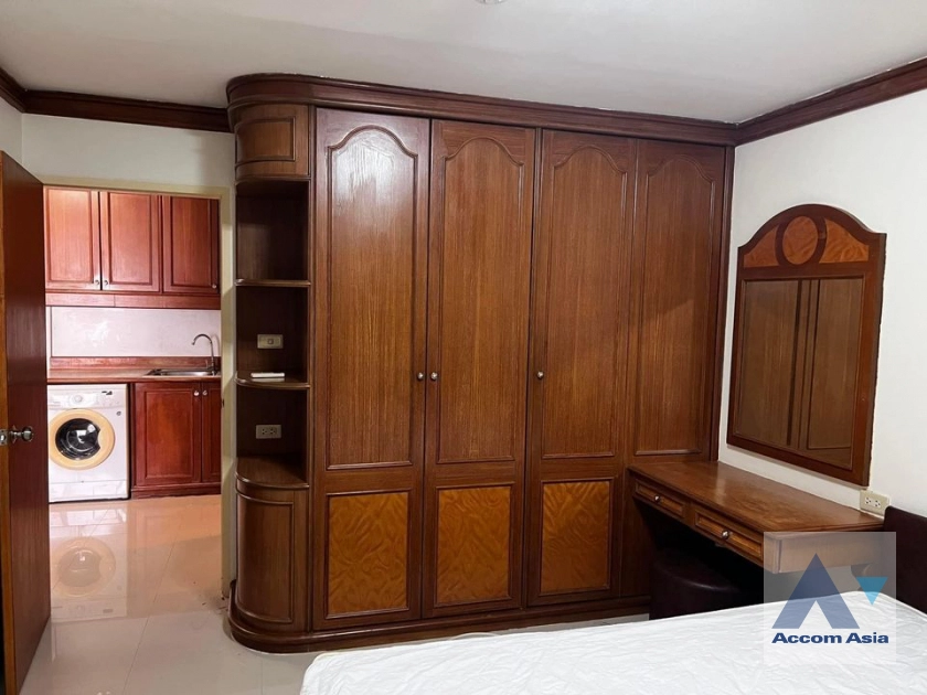 unit 1 Bedroom  Condominium For Sale in Silom, Bangkok  near BTS Chong Nonsi (AA40693)