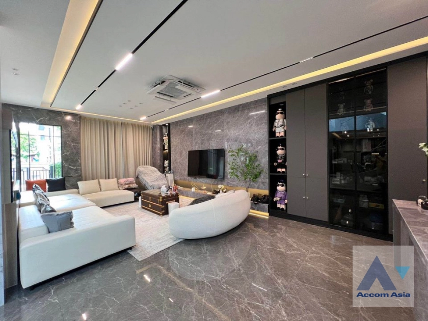 unit 5 Bedrooms  House For Sale in Pattanakarn, Bangkok  near ARL Ban Thap Chang (AA40694)