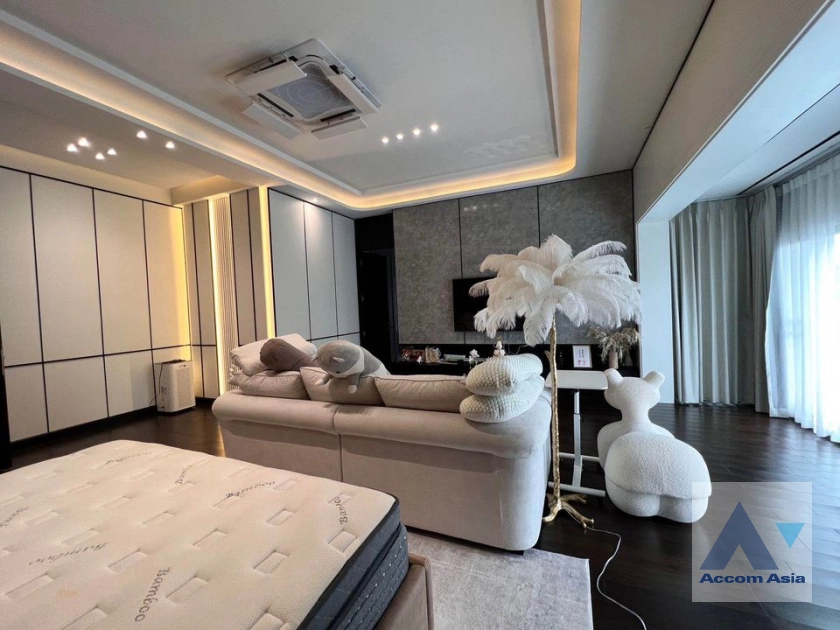 unit 5 Bedrooms  House For Sale in Pattanakarn, Bangkok  near ARL Ban Thap Chang (AA40694)