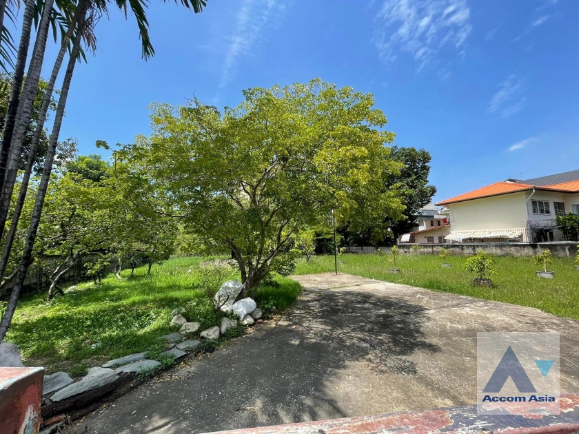  2  Land For Sale in Sukhumvit ,Bangkok BTS Ekkamai AA40715