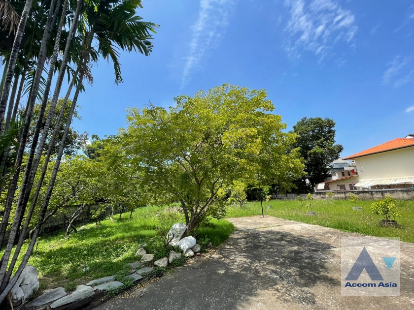  1  Land For Sale in Sukhumvit ,Bangkok BTS Ekkamai AA40715