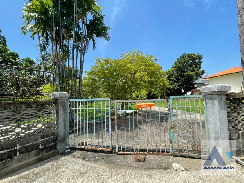  1  Land For Sale in Sukhumvit ,Bangkok BTS Ekkamai AA40715