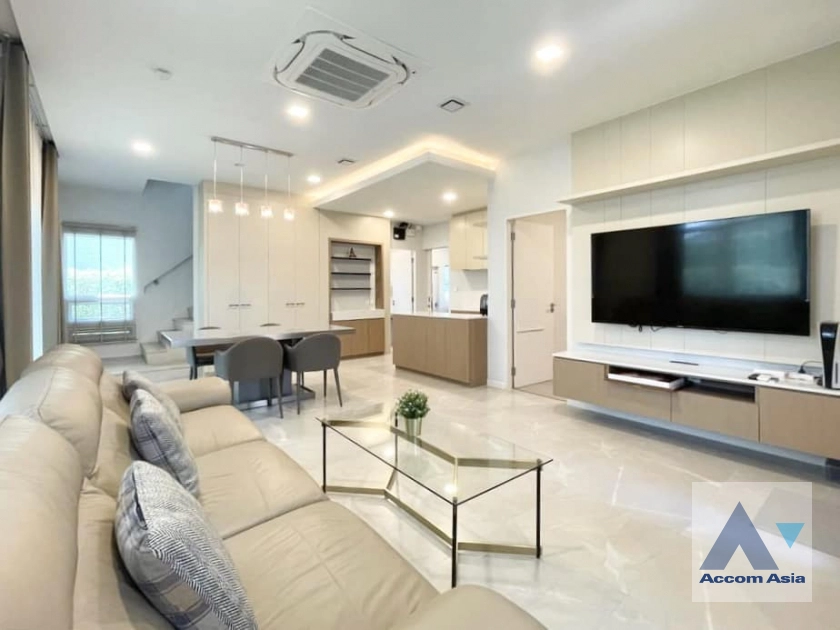 unit 4 Bedrooms  House For Rent in Pattanakarn, Bangkok  (AA40723)