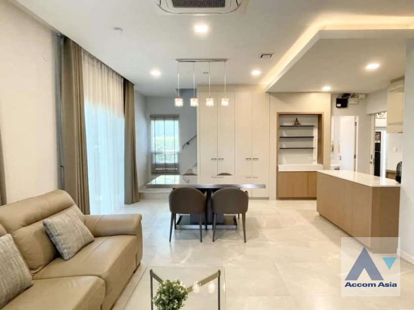 unit 4 Bedrooms  House For Rent in Pattanakarn, Bangkok  (AA40723)