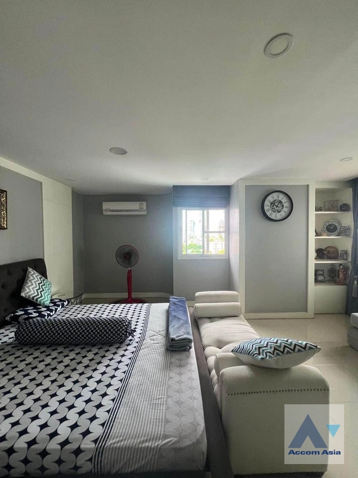 unit 3 Bedrooms  Condominium For Rent in Sukhumvit, Bangkok  near BTS Phrom Phong (AA40751)