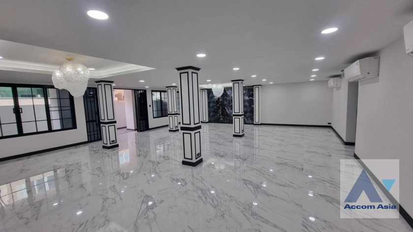 unit 6 Bedrooms  House For Rent in Sukhumvit, Bangkok  near BTS Phrom Phong (AA40777)