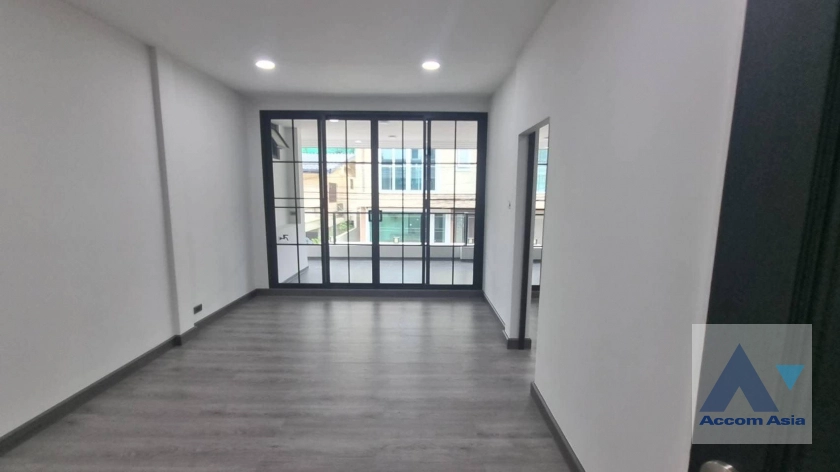 unit 6 Bedrooms  House For Rent in Sukhumvit, Bangkok  near BTS Phrom Phong (AA40777)