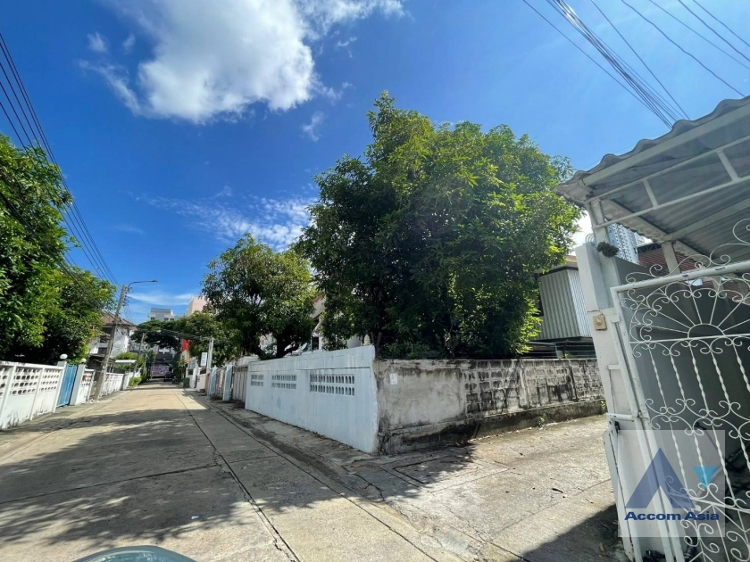  1  House For Sale in Sukhumvit ,Bangkok BTS On Nut AA40800