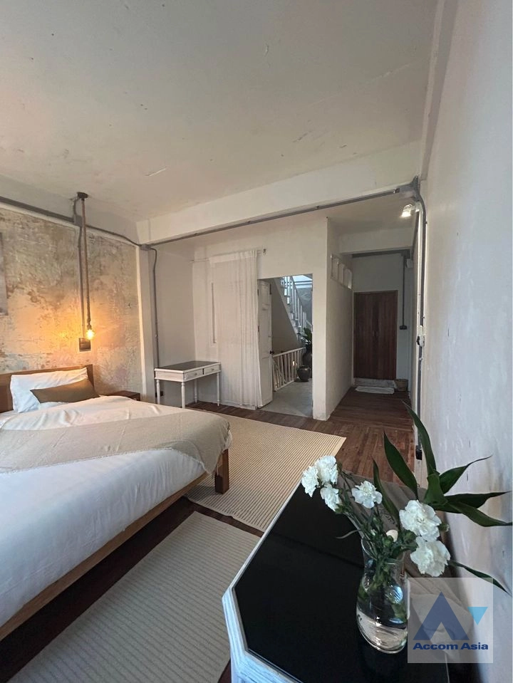 unit 4 Bedrooms  Townhouse For Rent in Sukhumvit, Bangkok  near BTS Phra khanong (AA40869)