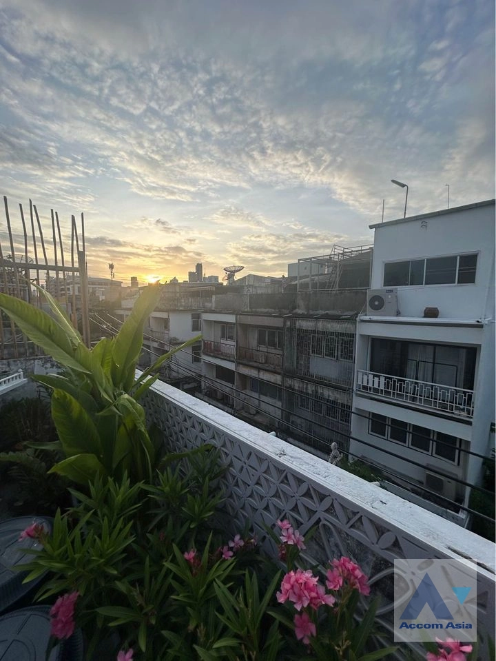 15  4 br Townhouse For Rent in Sukhumvit ,Bangkok BTS Phra khanong AA40869