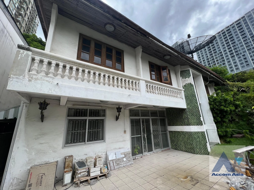 unit 4 Bedrooms  House For Rent in Sukhumvit, Bangkok  near BTS Phrom Phong (AA40873)