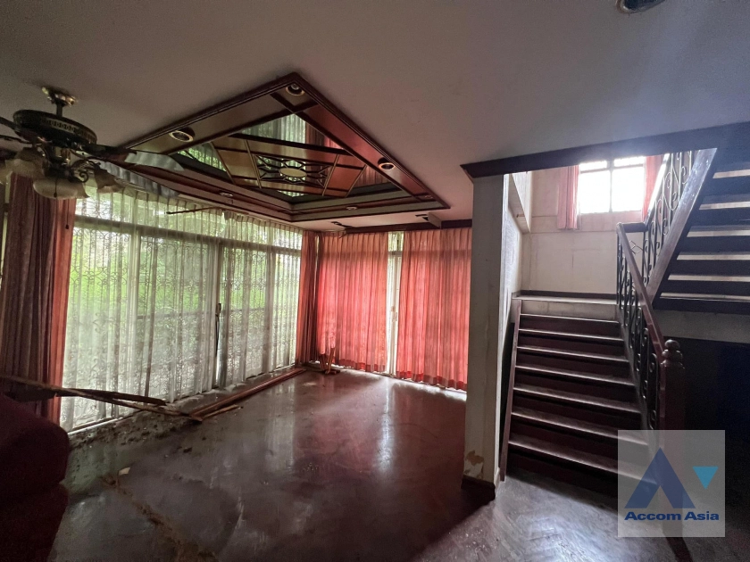 unit 4 Bedrooms  House For Rent in Sukhumvit, Bangkok  near BTS Phrom Phong (AA40873)
