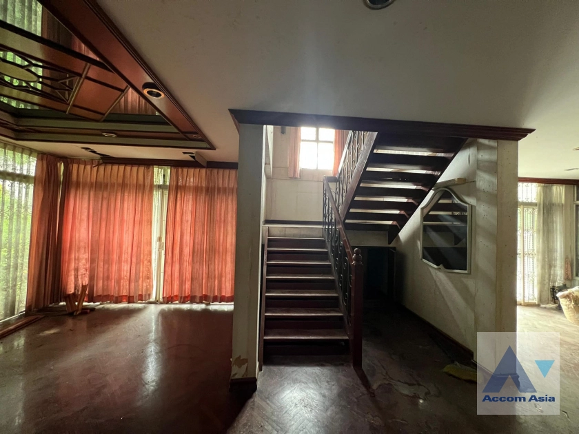 unit 4 Bedrooms  House For Rent in Sukhumvit, Bangkok  near BTS Phrom Phong (AA40873)