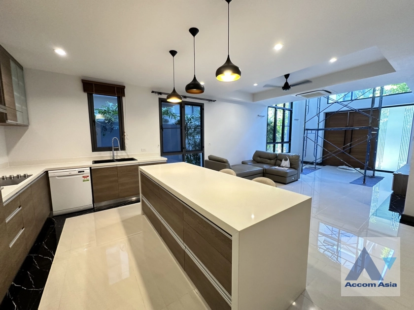  1  4 br House For Rent in Bang Na ,Bangkok BTS Bang Na at House in Compound AA40890