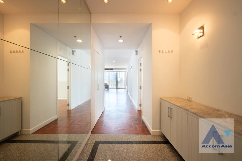 unit 3 Bedrooms  Apartment For Rent in Sukhumvit, Bangkok  near BTS Phrom Phong (AA40956)