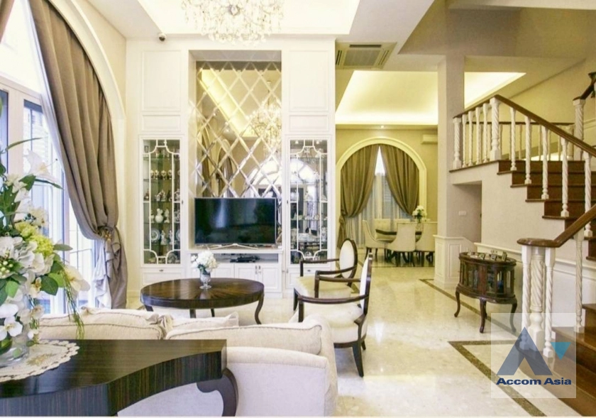 unitPrivate Swimming Pool |  4 Bedrooms  House For Rent & Sale in Sukhumvit, Bangkok  near BTS Nana (AA40962)