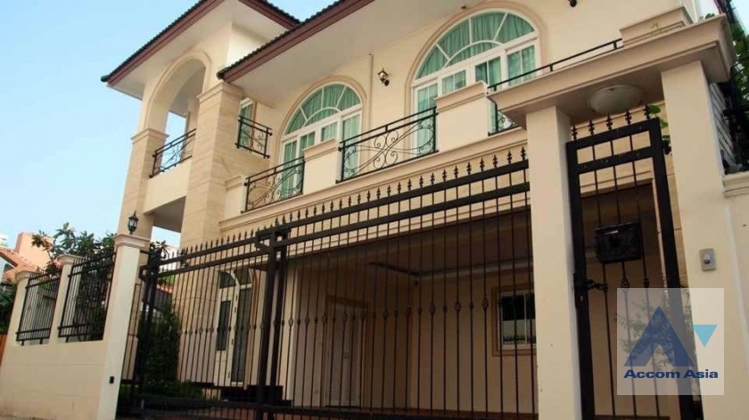 unitPrivate Swimming Pool |  4 Bedrooms  House For Rent & Sale in Sukhumvit, Bangkok  near BTS Nana (AA40962)