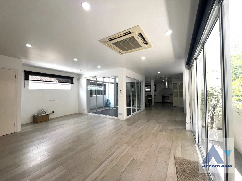 unit 3 Bedrooms  House For Sale in Sukhumvit, Bangkok  near BTS Thong Lo (AA40963)