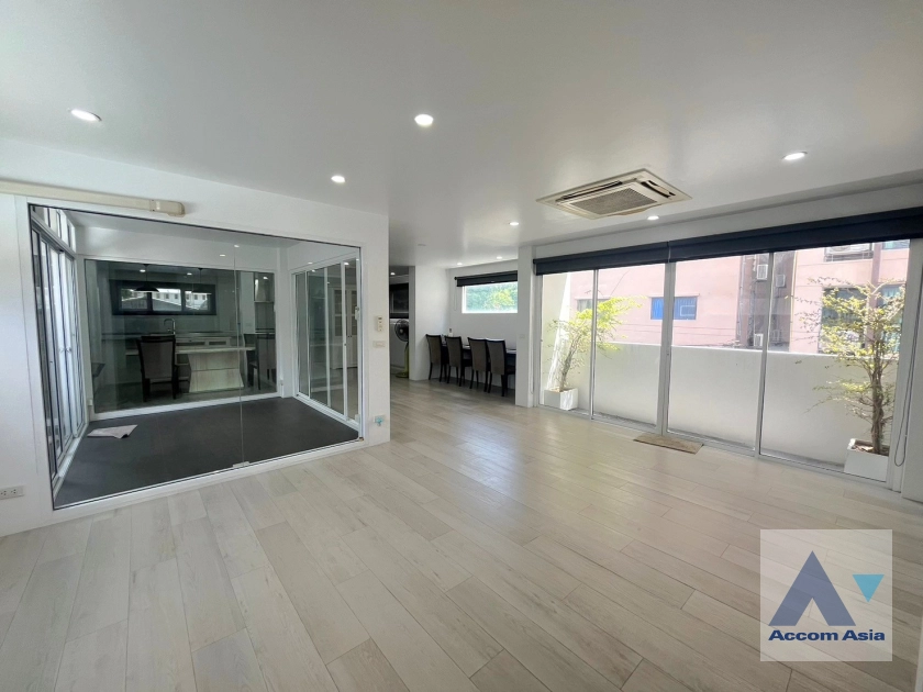 unit 3 Bedrooms  House For Sale in Sukhumvit, Bangkok  near BTS Thong Lo (AA40963)