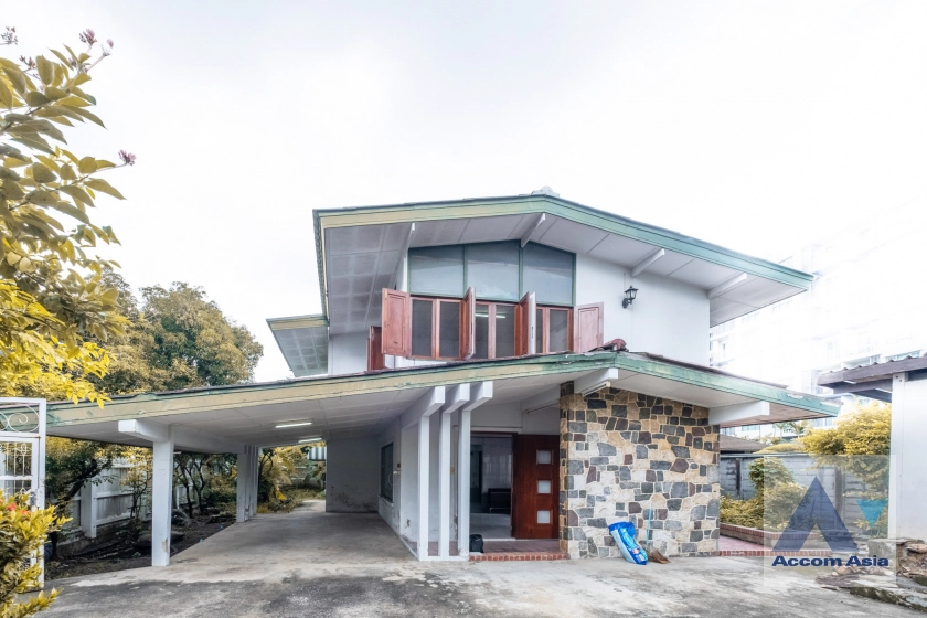 unit 2 Bedrooms  House For Rent in Phaholyothin, Bangkok  (AA40977)