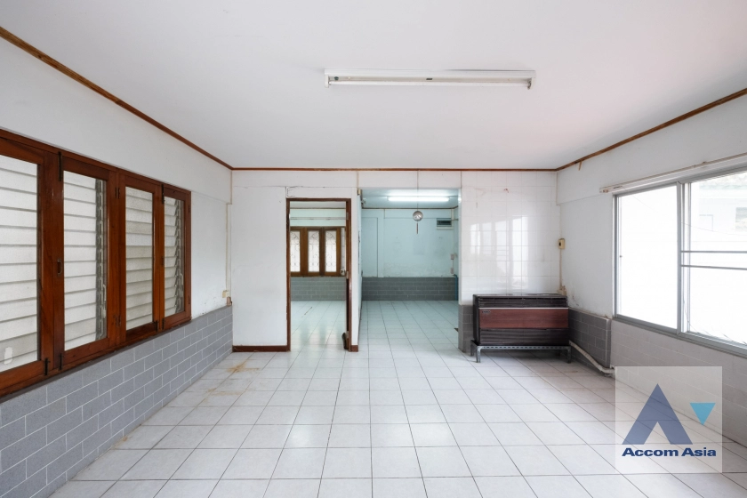 unit 2 Bedrooms  House For Rent in Phaholyothin, Bangkok  (AA40977)