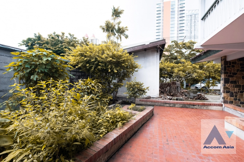 unit 2 Bedrooms  House For Rent in Phaholyothin, Bangkok  (AA40977)