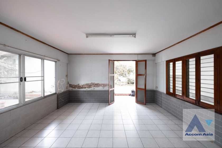 unit 2 Bedrooms  House For Rent in Phaholyothin, Bangkok  (AA40977)