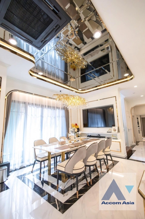 unit 4 Bedrooms  House For Sale in ,   (AA40983)