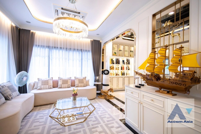 unit 4 Bedrooms  House For Sale in ,   (AA40983)