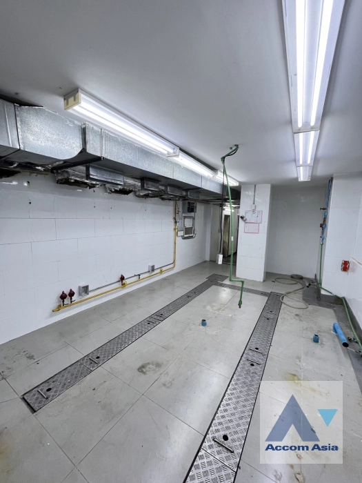 16  Retail / Showroom For Rent in Sukhumvit ,Bangkok BTS Ekkamai AA40988