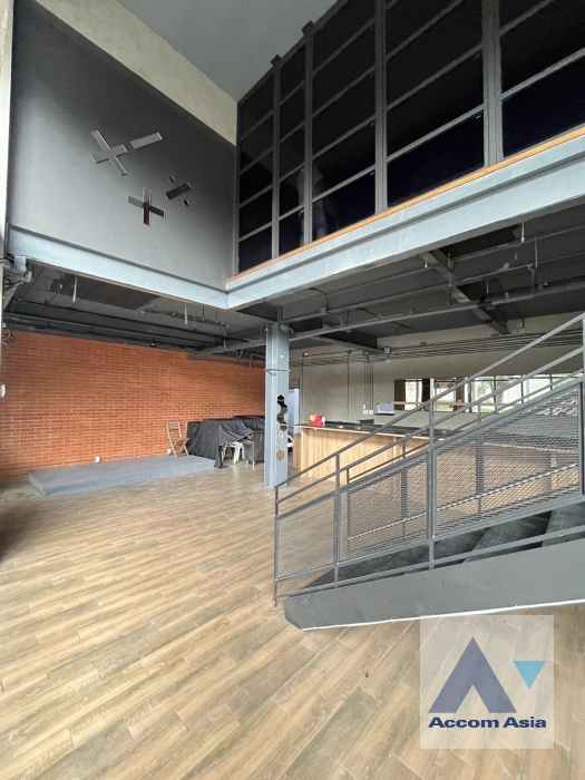  1  Retail / Showroom For Rent in Sukhumvit ,Bangkok BTS Ekkamai AA40988