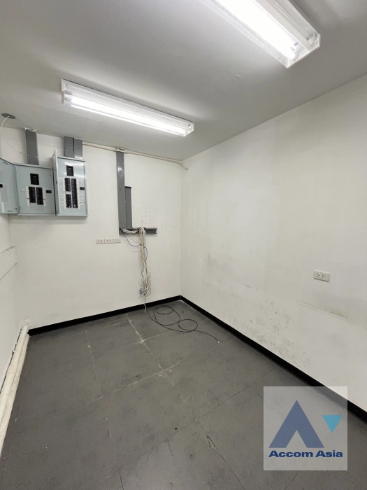 15  Retail / Showroom For Rent in Sukhumvit ,Bangkok BTS Ekkamai AA40988