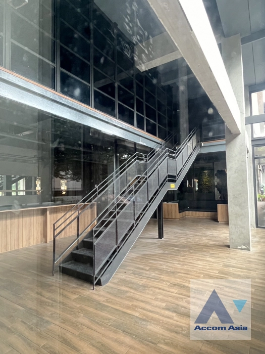 unit Retail / showroom For Rent in Sukhumvit, Bangkok  near BTS Ekkamai (AA40988)