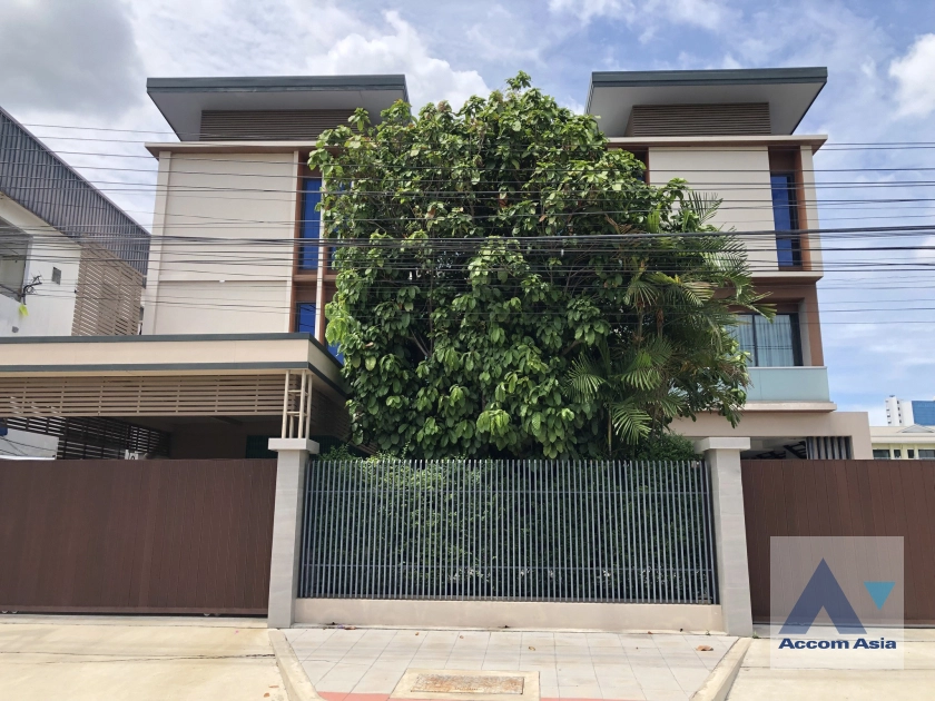  2  4 br House For Sale in Pattanakarn ,Bangkok  AA41012