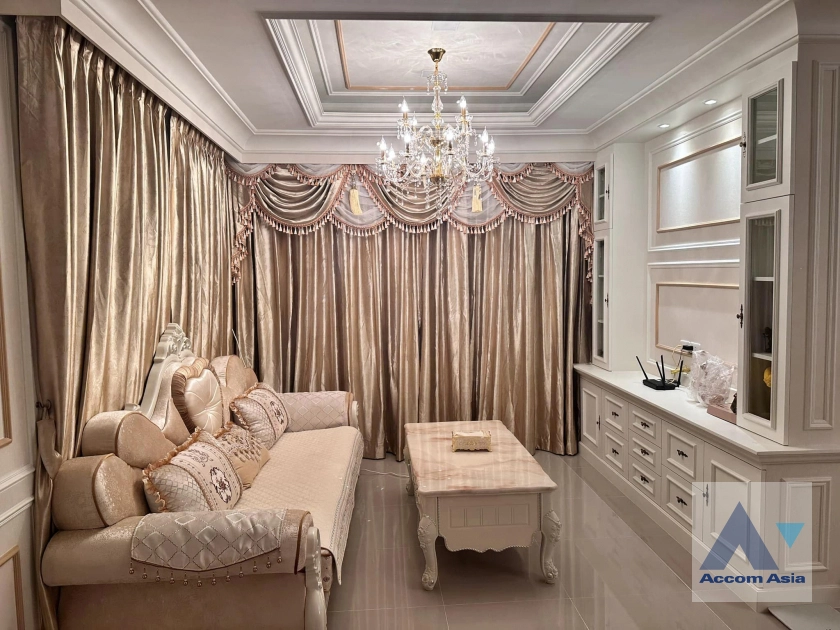 unit 4 Bedrooms  House For Rent in Petchkasem, Bangkok  (AA41026)