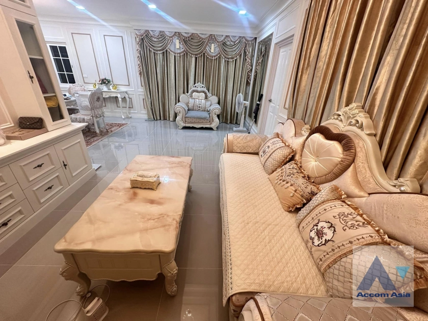 unit 4 Bedrooms  House For Rent in Petchkasem, Bangkok  (AA41026)