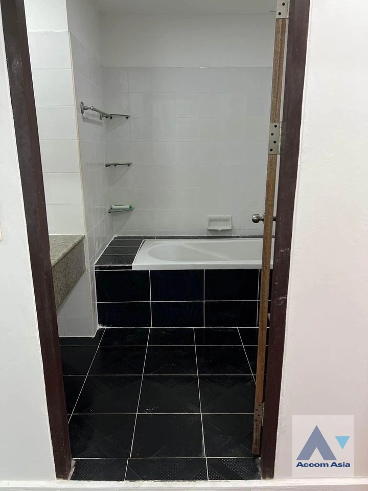 unit 2 Bedrooms  Condominium For Rent in Ploenchit, Bangkok  near BTS Ploenchit (AA41030)