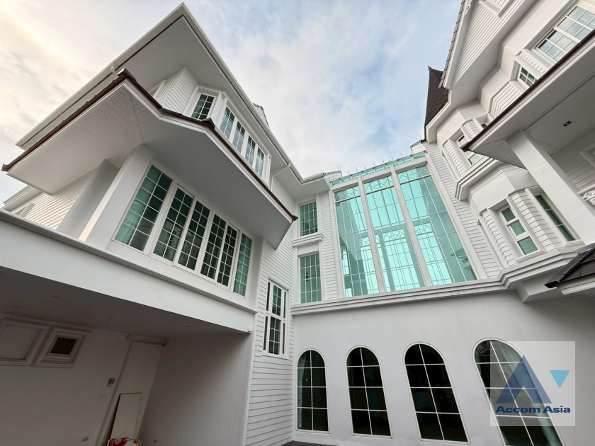 unit 4 Bedrooms  House For Rent & Sale in Bang Na, Bangkok  near BTS Bearing (AA41069)