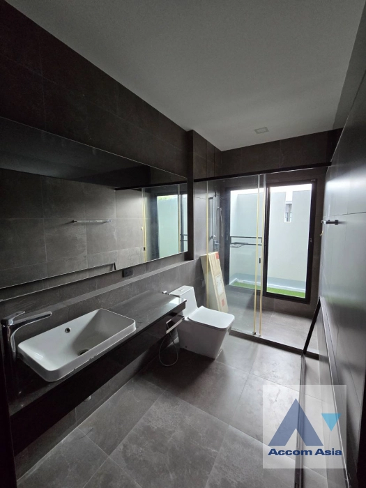unit 3 Bedrooms  Townhouse For Rent in Bang Na, Bangkok  (AA41101)
